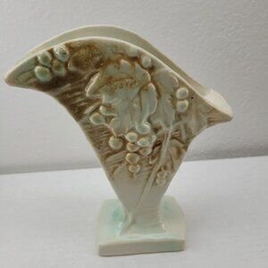 Vintage apx 1940s McCoy Grapevine Fan Vase